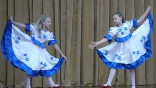 Супер русский танец школьницы танцуют на сцене в очень красивых платьях