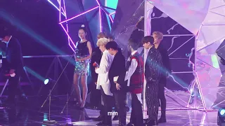 [우리가 투표를 해야하는 이유] 181106 MGA 지니뮤직어워드 방탄소년단(BTS) 첫번째 인기상 수상 반응! [4K] FAN CAM