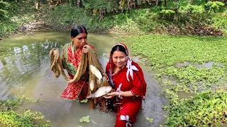 পুকুরে নেমে মাছ ধরে রান্না করলাম কাতলা মাছের তেলঝাল আর কৈমাছের টক||village fishing&cooking