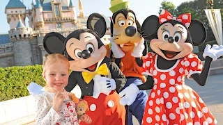 VLOG Disneyland Hong Kong Go to the Princess castle and the rides toy Store Disney