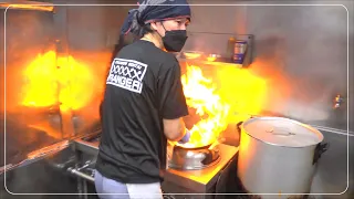 Incredible Giant food! The kitchen of a ramen shop that looks like a battlefield. 二代目蝦夷 餃子 ラーメン