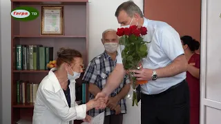 Эдуард Бутба поздравил троих работников Пицундской городской больницы с присвоением почётного звания