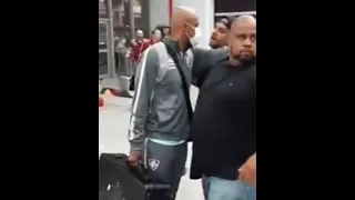 TORCIDA DO FLUMINENSE INVADE AEROPORTO E AMEAÇA FELIPE MELO APÓS ELIMINAÇÃO