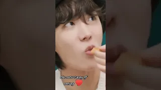 The cutest way of eating 😋🤤🥰🐿️ #jhope #bts #youtubeshorts