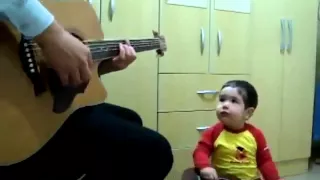 Niño canta con su padre como los beatles