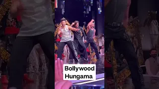 Pathaan himself came on stage to set it on 🔥#srk with #varundhawan #ranveersingh on #jhoomejopathaan