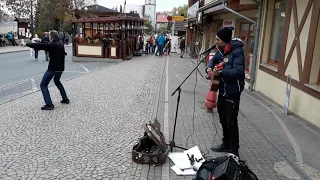 Karpacz muzyk uliczny śpiewa dla psa