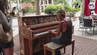 Un piano le regresó la vida a este indigente