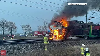 Samochód i lokomotywa w ogniu po zderzeniu na przejeździe