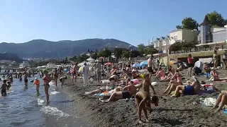 Крым.  Судак на пляжах полно людей  -  9 августа 2019 года.