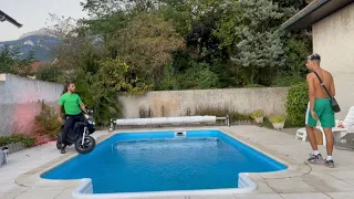 JE JETE LE STUNT DE MOMO DANS LA PISCINE…