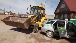 В Баймаке мужчина на тракторе наехал  на автомобиль судебных приставов (09.04.19)