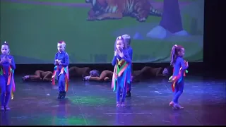 Танец джунгли. Отчетный концерт по танцам.  Арина в роли попугая.