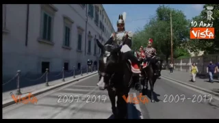 L'immancabile cane mascotte per il cambio solenne della guardia al Quirinale