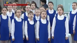 В аэропорту "Борисполь" детский хор устроил праздничный концерт