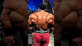 Damn 😵 He got such a massive thick back 🔥