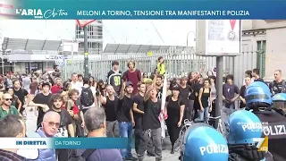 Torino, forti tensioni tra studenti contro Meloni e polizia: le immagini