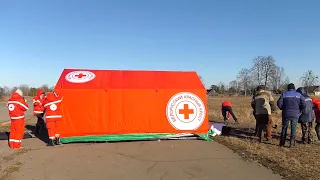 Импровизированный пункт первой помощи установлен на белорусско-украинской границе