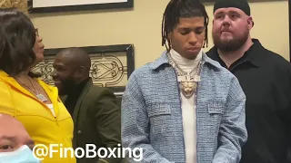 FLOYD MAYWEATHER SE RÍE MIENTRAS ISAAC CRUZ ENTRA CON LA PRENSA