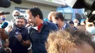 Salvini a Mondragone, il cronista: "Mascherina abbassata in zona rossa?" E lui se la rimette