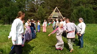 Хороводная игра Ручеек на празднике Купала в Родовом поселении Жива