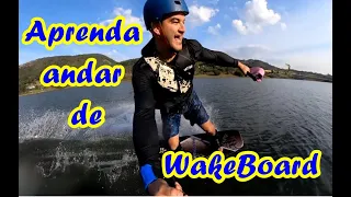 Aprenda a andar de wakeboard rebocado por uma lancha ou Jet ski para iniciantes.