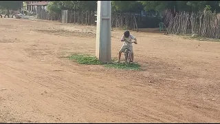 Jonas, Andando de Bicicleta 🚴