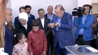 Cumhurbaşkanı Erdoğan Oyunu Torunlarıyla Birlikte Kullandı