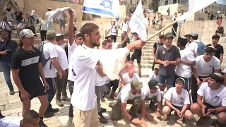 Israeli nationalists taunt Palestinians during march