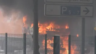 Mit Gasflaschen beladener Lkw in Brand geraten - Autobahn und Bundesstraße gesperrt