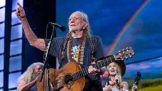 Willie Nelson & Family - It's All Going to Pot (Live at Farm Aid 2019)