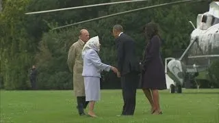 President Obama lands private helicopter in Queen's garden