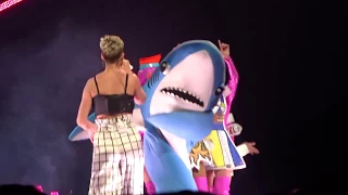 Katy Perry WITNESS left shark enters the fight (Indianapolis 12-9-17)
