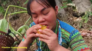 Survival Skills - Smart Primitive Girl Find Fruit Carambola Meet Aboriginal Guy