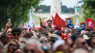 “Hoje regarei os cravos por ti.” No aniversário da Liberdade, todos os caminhos foram dar à Avenida