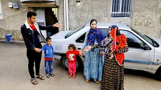 Maryam and Setareh go to Abbas's house to return the children