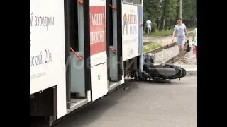 Байкер врезался в хабаровский трамвай и сбежал с места ДТП. Mestoprotv