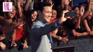 Joseph Gordon-Levitt Takes A Selfie At VMAs 2013