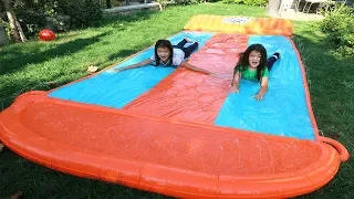 Elif Öykü ve Masal'ın Yeni DEV Su kaydırağı! Playing with Funny Kids Water Slide Compilation