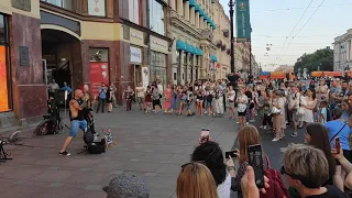 Толпа на Невском перед "Алыми Парусами"