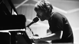 Thom Yorke - Pyramid song (solo live)