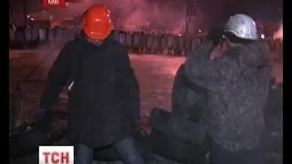Мітингувальники з новими силами  зводять барикади на прилеглих вулицях до Майдану
