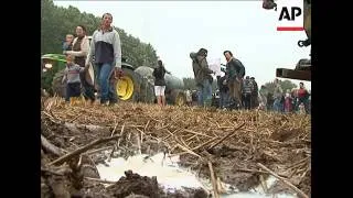 Farmers start to arrive for milk spillage protest