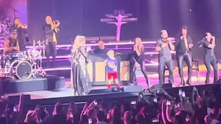 Kelly Clarkson & Son Remington Dance on Stage During “Whole Lotta Woman”