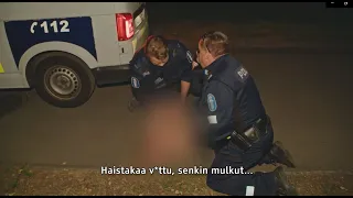 Poliisit - Venäläismies painii poliisien kanssa
