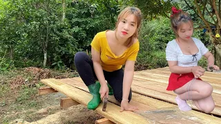 The girl's wooden floor construction and installation process