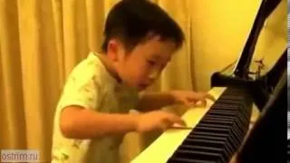 Китайский ребёнок виртуозно играет на пианино