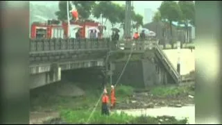 Raw Video: Daring Rescue From Chinese Flood