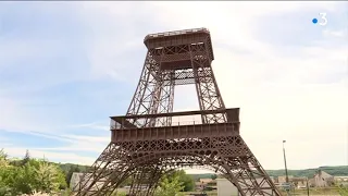 Une réplique de la tour Eiffel en construction à Capdenac-Gare, dans l'Aveyron