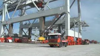 Unloading a 2000 ton Container Crane from the Zhenhua 13